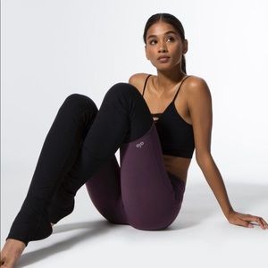 Alo Yoga Goddess Leggings in Eggplant and Black